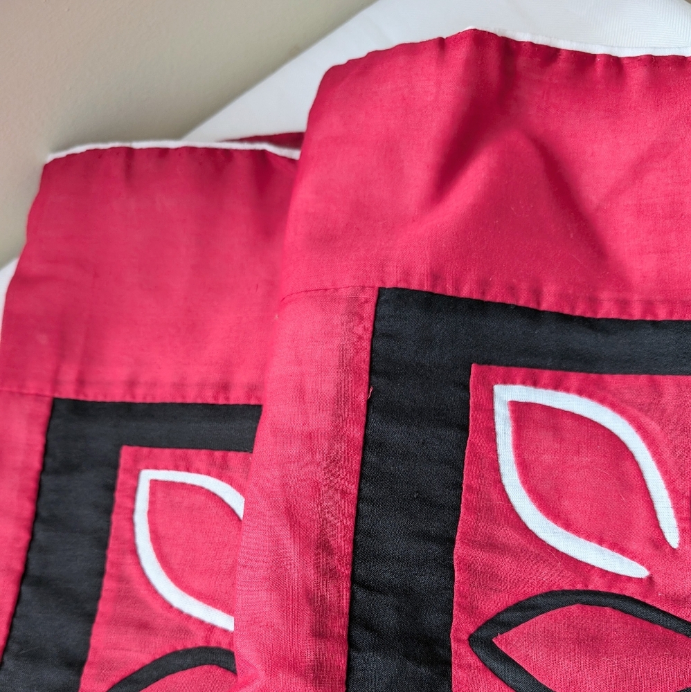Autumn Queen Duvet Cover + 2 Pillowcases. Red, Black and White. 144 x 88.